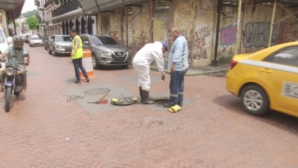 Desbordamiento de aguas servidas afecta a comerciantes, turistas y residentes del Casco Antiguo