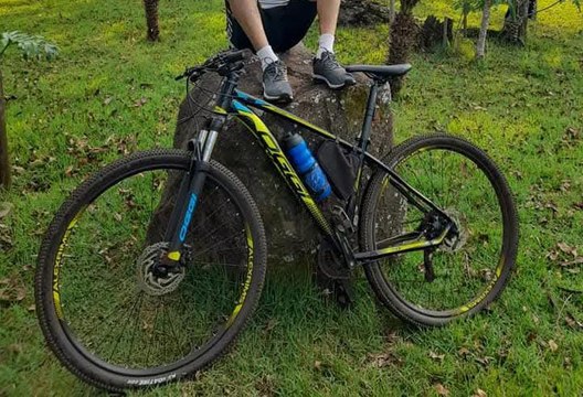 Vídeo flagra rapaz furtando bicicleta em mercado na Rua Juscelino Kubitschek em Cascavel