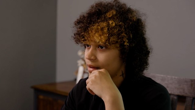 Aux toilettes, une serveuse lui demande de « prouver » qu’elle est une fille