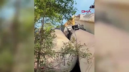 ABD’de 35 vagonlu bir tren raydan çıkıp devrildi