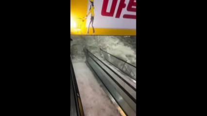 [제보영상] 폭포로 변한 에스컬레이터...인천 계산동 상가 침수 / YTN