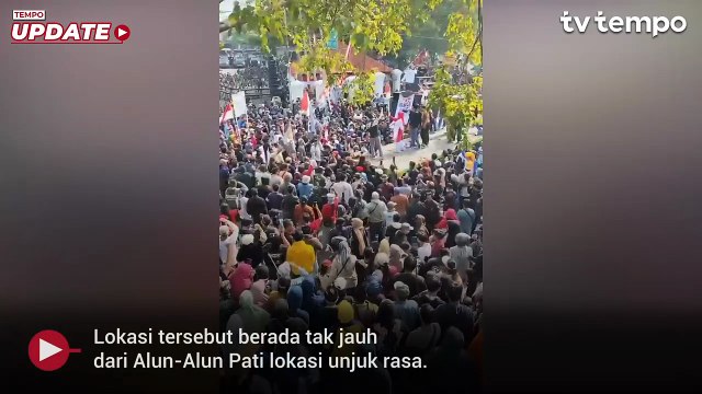 Demo Tuntut Bupati Pati Mundur Ricuh. Mobil Polisi Dibakar