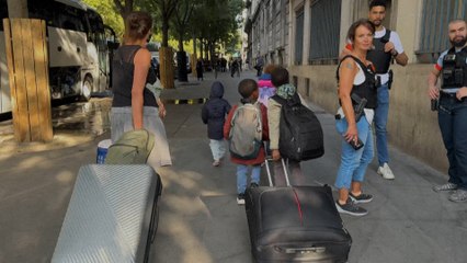 Les familles de migrants installées devant l'Hôtel de Ville de Paris évacuées