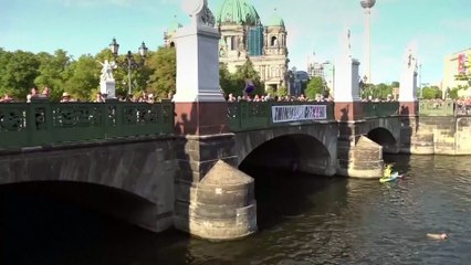 NO COMMENT: Los berlineses nadan en el Spree para pedir el levantamiento de una prohibición de 1925