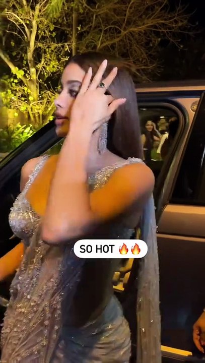 Janvi kapoor looking so hot in saari