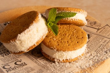 Sandwich de helado de coco y yogur