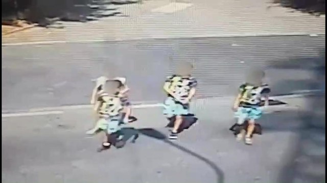 I quattro bambini che hanno investito l'anziana a Gratosoglio nelle immagini della telecamera di sorveglianza