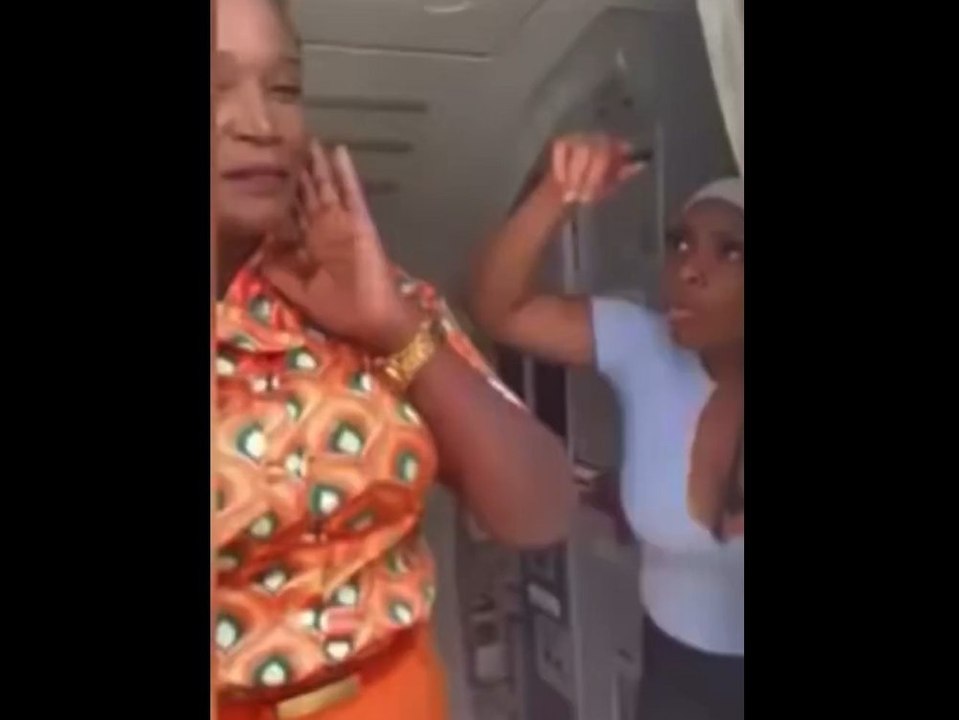 Passagierin schlägt auf Stewardess ein und wird aus Flugzeug gezerrt