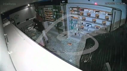 Gangue da marcha à ré leva caixas de iPhone vazias e acaba presa