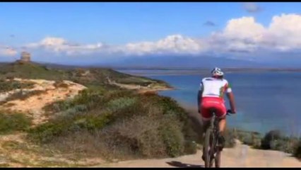 Lungo la costa del Sinis in bici, tra falesie e spiagge di quarzo