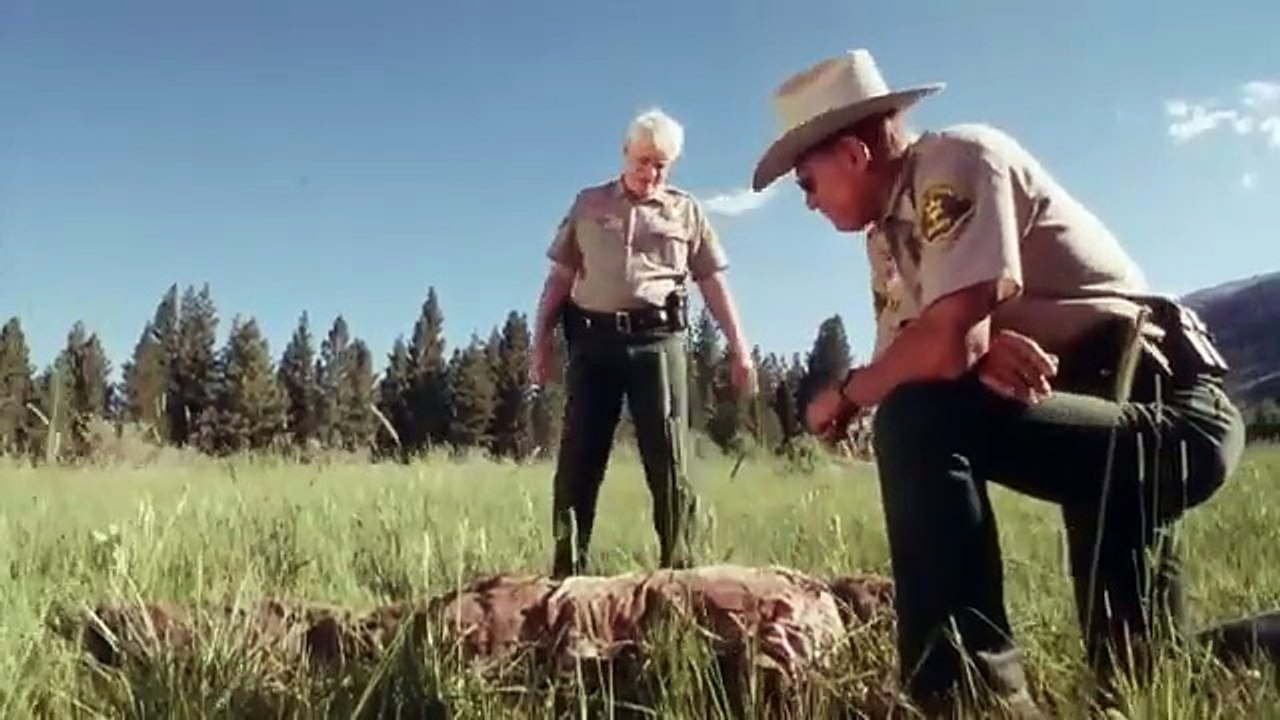 A Sheriff Confronts a Cartel Alone in an Abandoned Desert | Highway 395 | Action Full Movie