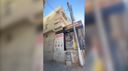 Elektrik akımına kapılıp direkten düştü: olay kamerada
