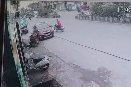 चलती बाइक में युवक को आया हार्ट अटैक, गिरकर हुई मौत, CCTV में कैद हुई घटना