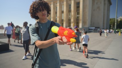Avec son fusil à eau, Giulio traque les arnaqueurs au bonneteau du Trocadéro