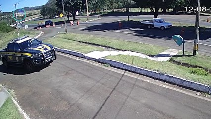 Vídeo flagra homem saltando de carro em movimento para escapar de sequestro relâmpago no Paraná