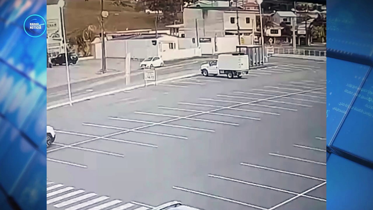 Carro passa por cima de moto e tomba após manobra em estacionamento de supermercado