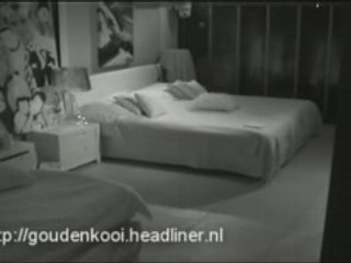 Huub slaapwandelt en pist tegen een kastje