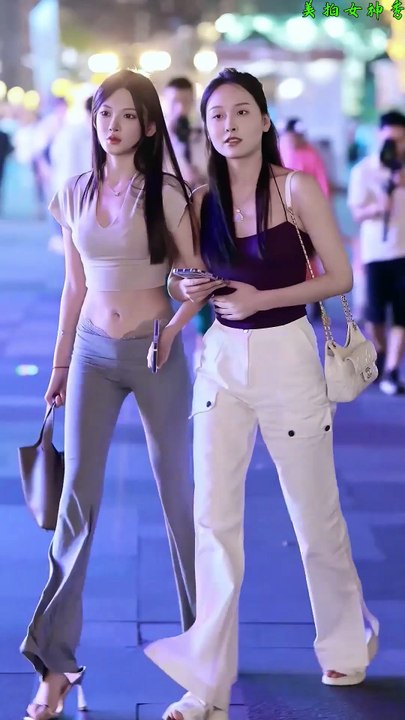 Son sourire illumine le coin de la rue｜Éclat du Sourire Urbain