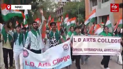 ગુજરાત યુનિવર્સિટીના વિદ્યાર્થીઓએ તિરંગા યાત્રામાં, ગાંધી, સરદાર અને નેતાજીના વેશ ધારણ કર્યા