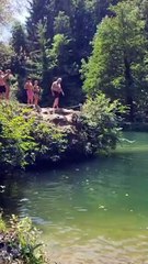 Giani si tuffa nell'Arno a Stia (Arezzo)