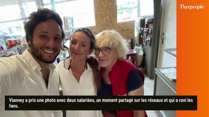 Vianney vu dans une station service du Morbihan où les stars défilent : le chanteur prend la pose avec deux membres du personnel !