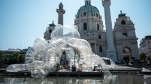 Riesige Oktopusskulptur am Karlsplatz aufgestellt