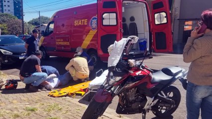 Motociclista tem osso da perna quebrado e exposto após acidente na Rua Fortaleza