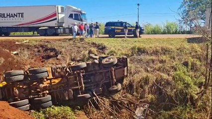 Caminhão de concreto fica destruído em acidente na BR-369 e motorista sai ileso