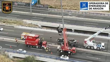 Bomberos de Zaragoza retiran los vehículos calcinados en la A-2.