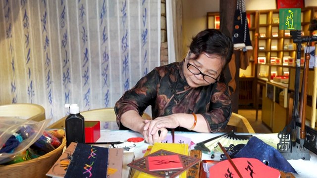 Jóvenes chinas rescatan del olvido antigua escritura secreta usada entre mujeres
