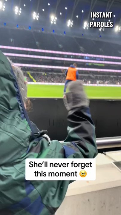 Cette petite-fille salue les joueurs de football en plein échauffement