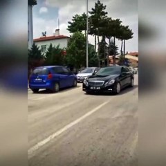 AKP'li belediye başkanının Mercedes makam aracı tepki çekti