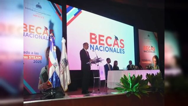 Mescyt entrega 8,000 becas nacionales a estudiantes dominicanos
