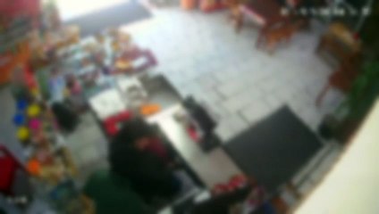 Ladrão invade padaria com arma de brinquedo, tenta fugir e acaba dominado por populares