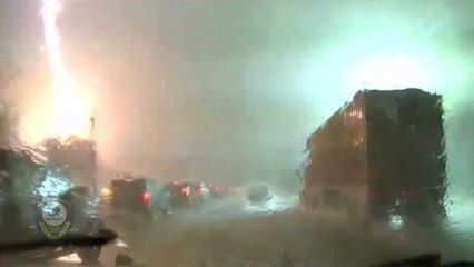 미국 경찰차 블랙박스에 찍힌 낙뢰로 인한 화재와 정전 / YTN