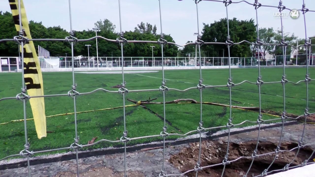 Tarjeta roja al SIAPA: Socavón se abre en cancha de Isla Raza