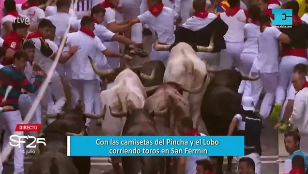 Con las camisetas del Pincha y el Lobo corriendo toros en San Fermin