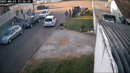 Vídeo impressionante mostra colisão entre carro e máquina escavadeira na Grande Curitiba