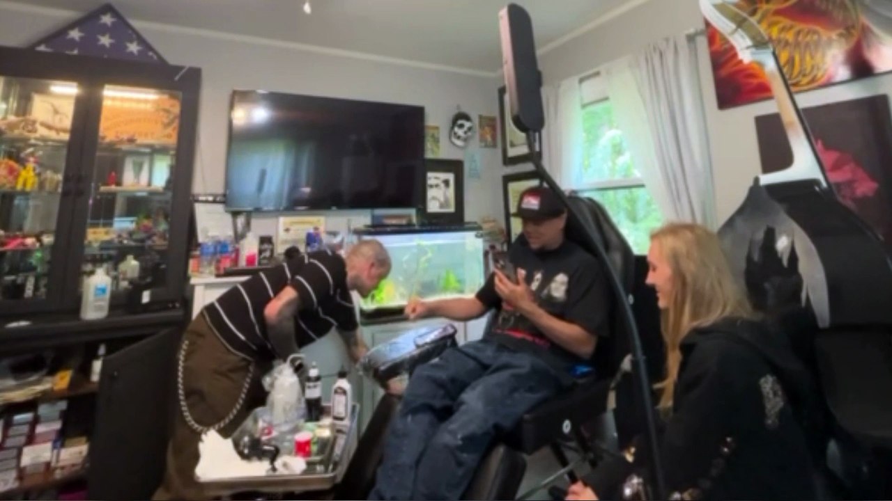 Dj Delz gets Ozzy Osbourne Bat Tattoo By Matt Flowers (Ash Cam)