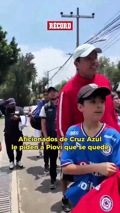 Gonzalo Piovi atiende a aficionados de Cruz Azul a las afueras de La Noria.