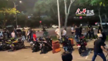 大批黑白衣男掷椅扭打 2人摔出马路险遭车撞