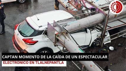 Captan momento de la caída de espectacular en Tlalnepantla