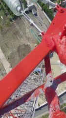 Una cámara en primera persona muestra cómo un operario pinta una torre de electricidad desde lo más alto