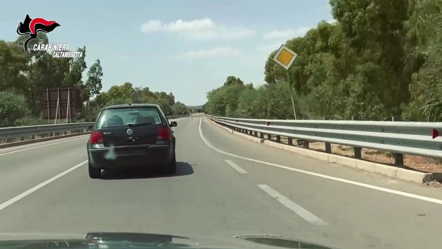 Droga a Gela, non si fermano all'alt dei carabinieri e scatta l'inseguimento: due arresti