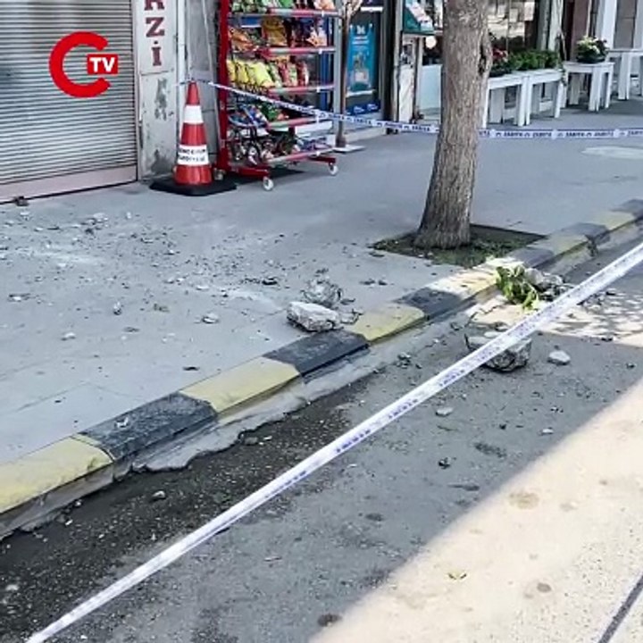 Hatay'da faciadan dönüldü! Binadan kopan beton parçaları kaldırıma düştü...