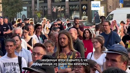 «Όρμπαν είσαι υπηρέτης της Μόσχας» φωνάζουν διαδηλωτές στη Βουδαπέστη