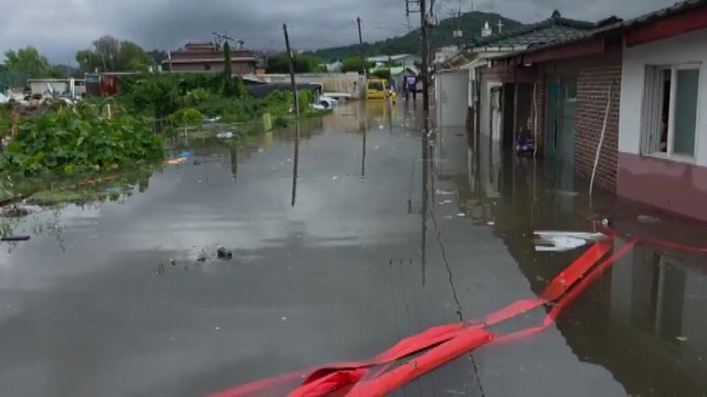 [제보영상] 경기 고양시 일대 주택가 침수...10여 가구 물에 잠겨 / YTN