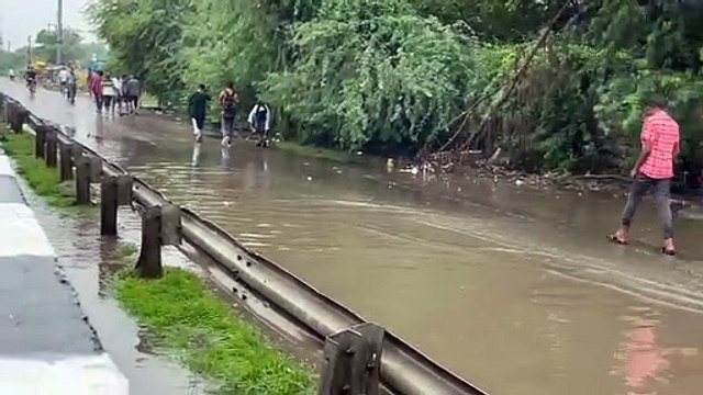 गुरुग्राम में मूसलाधार बारिश, सड़कें बनी दरिया, ट्रैफिक पुलिस ने जारी की एडवाइजरी