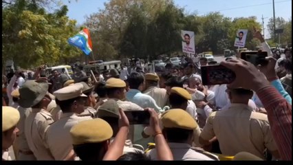 यूथ कांग्रेस कार्यकर्ताओं पर बीकानेर जिला कलेक्ट्रेट परिसर में पुलिस ने किया हल्का बल प्रयोग #bikaner #बीकानेर