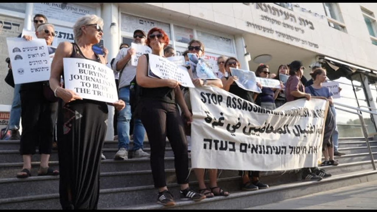 Giornalisti a Tel Aviv protestano per l'uccisione dei colleghi a Gaza
